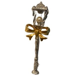PreciousVintage Lamppost Pin—Light Up Your Rebellion